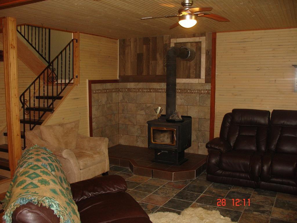 Eileen'S Bed & Breakfast/Guest House Hay River Exteriör bild