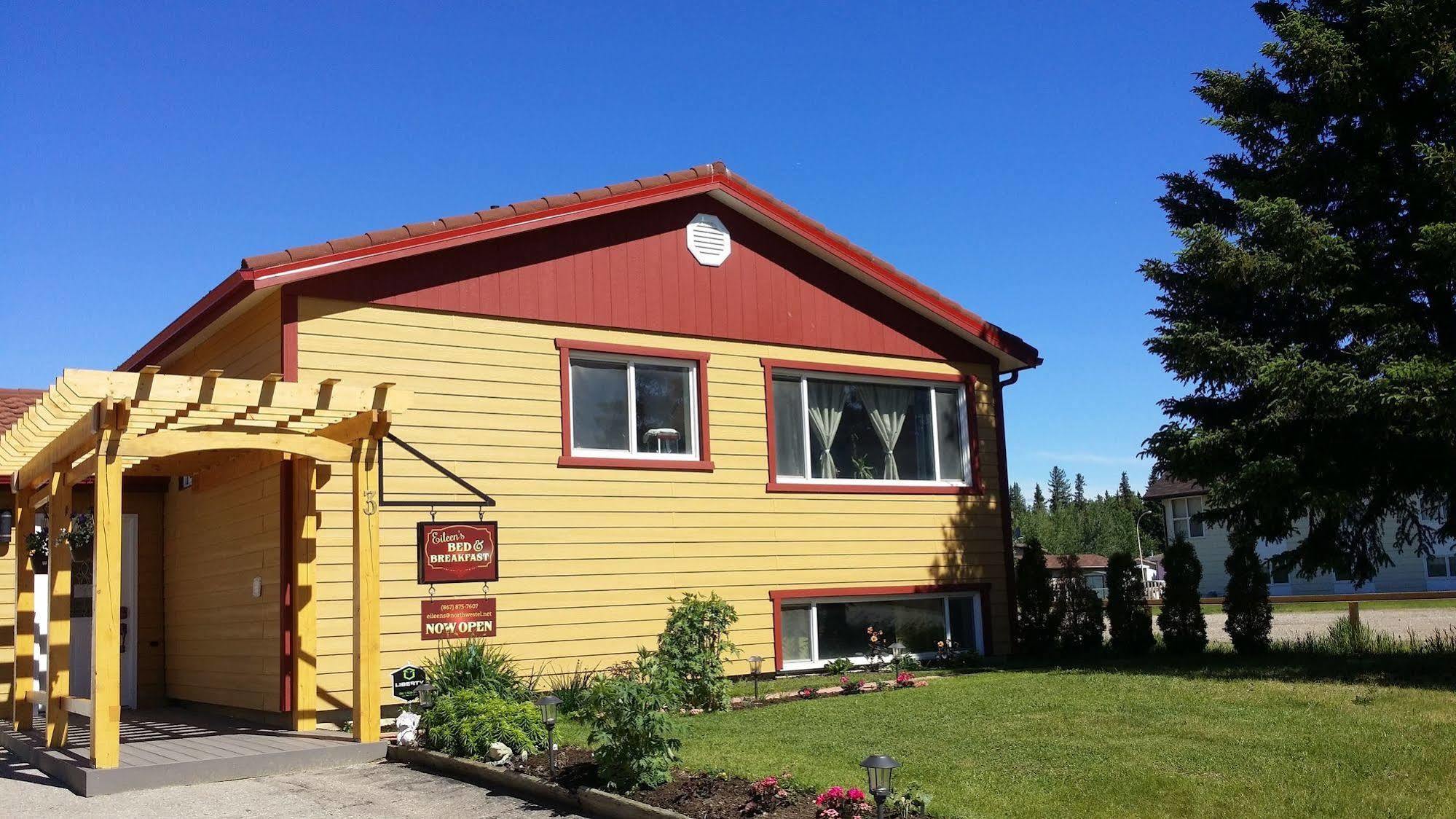 Eileen'S Bed & Breakfast/Guest House Hay River Exteriör bild