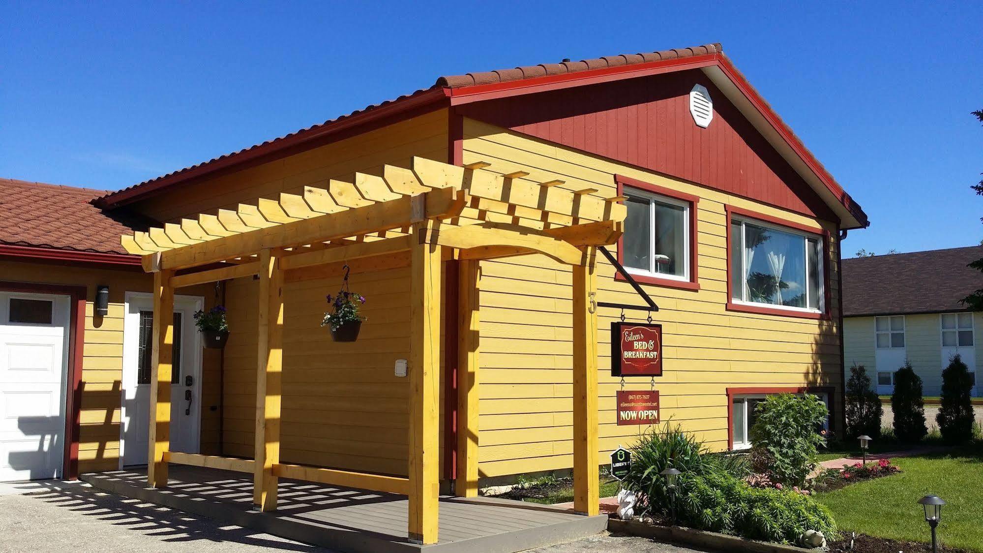 Eileen'S Bed & Breakfast/Guest House Hay River Exteriör bild