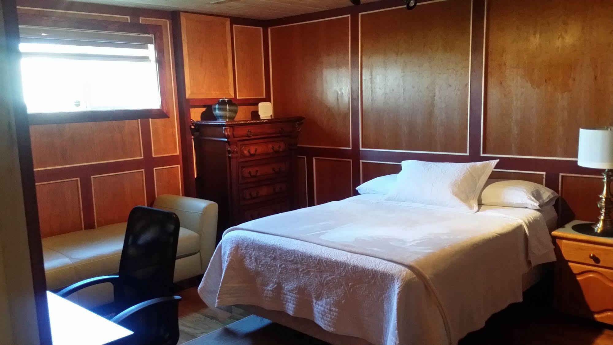 Eileen'S Bed & Breakfast/Guest House Hay River Exteriör bild