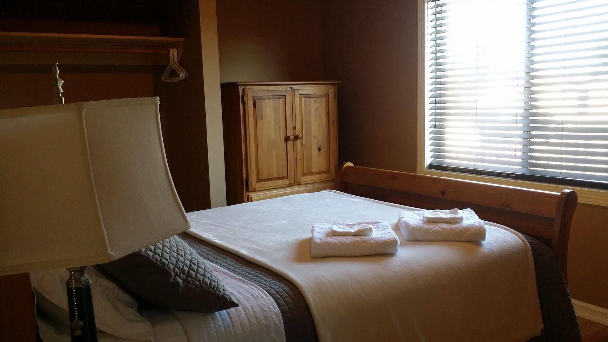 Eileen'S Bed & Breakfast/Guest House Hay River Exteriör bild