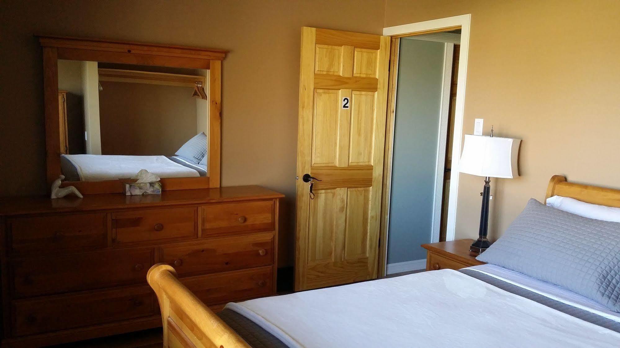 Eileen'S Bed & Breakfast/Guest House Hay River Exteriör bild