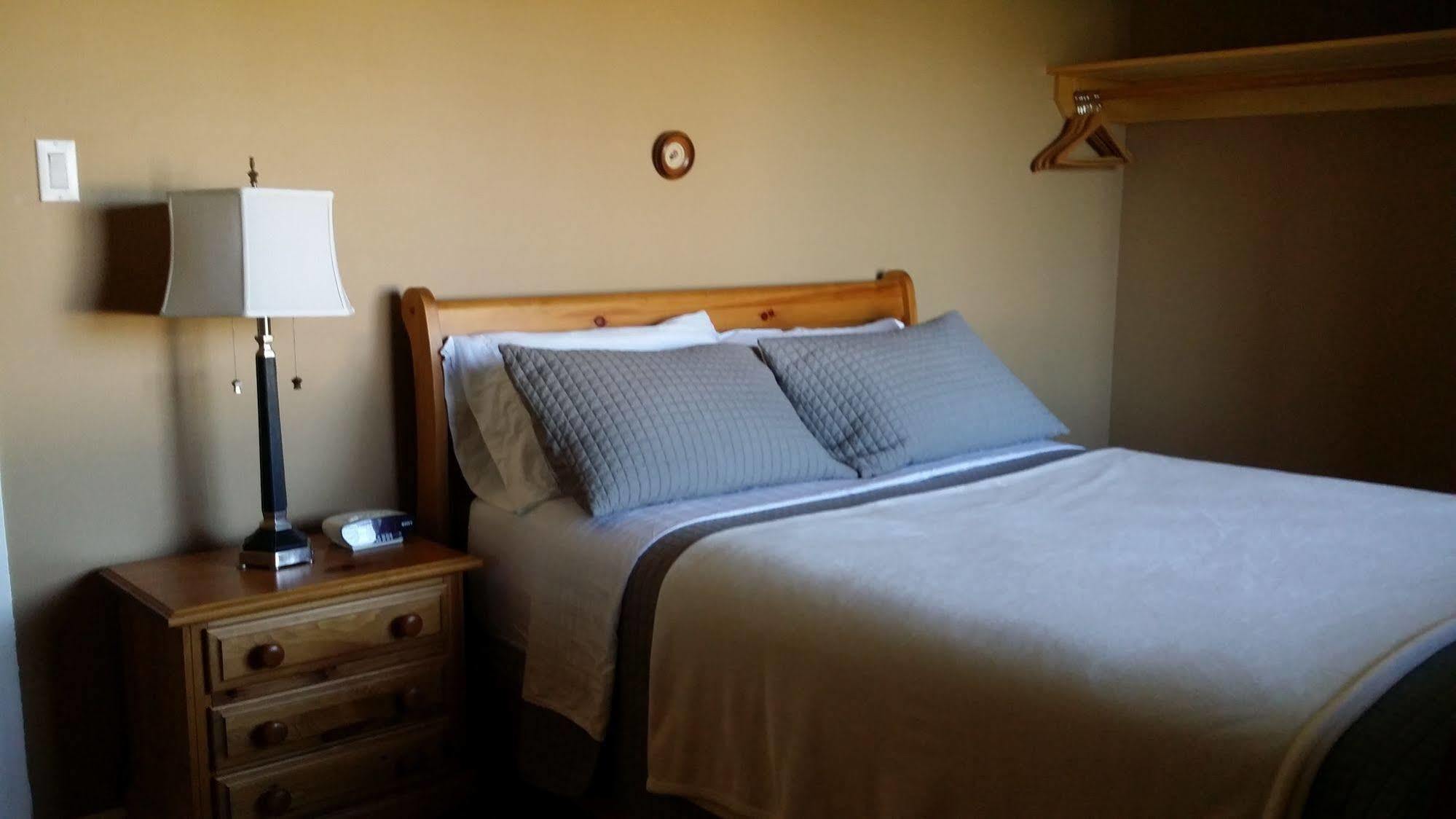 Eileen'S Bed & Breakfast/Guest House Hay River Exteriör bild