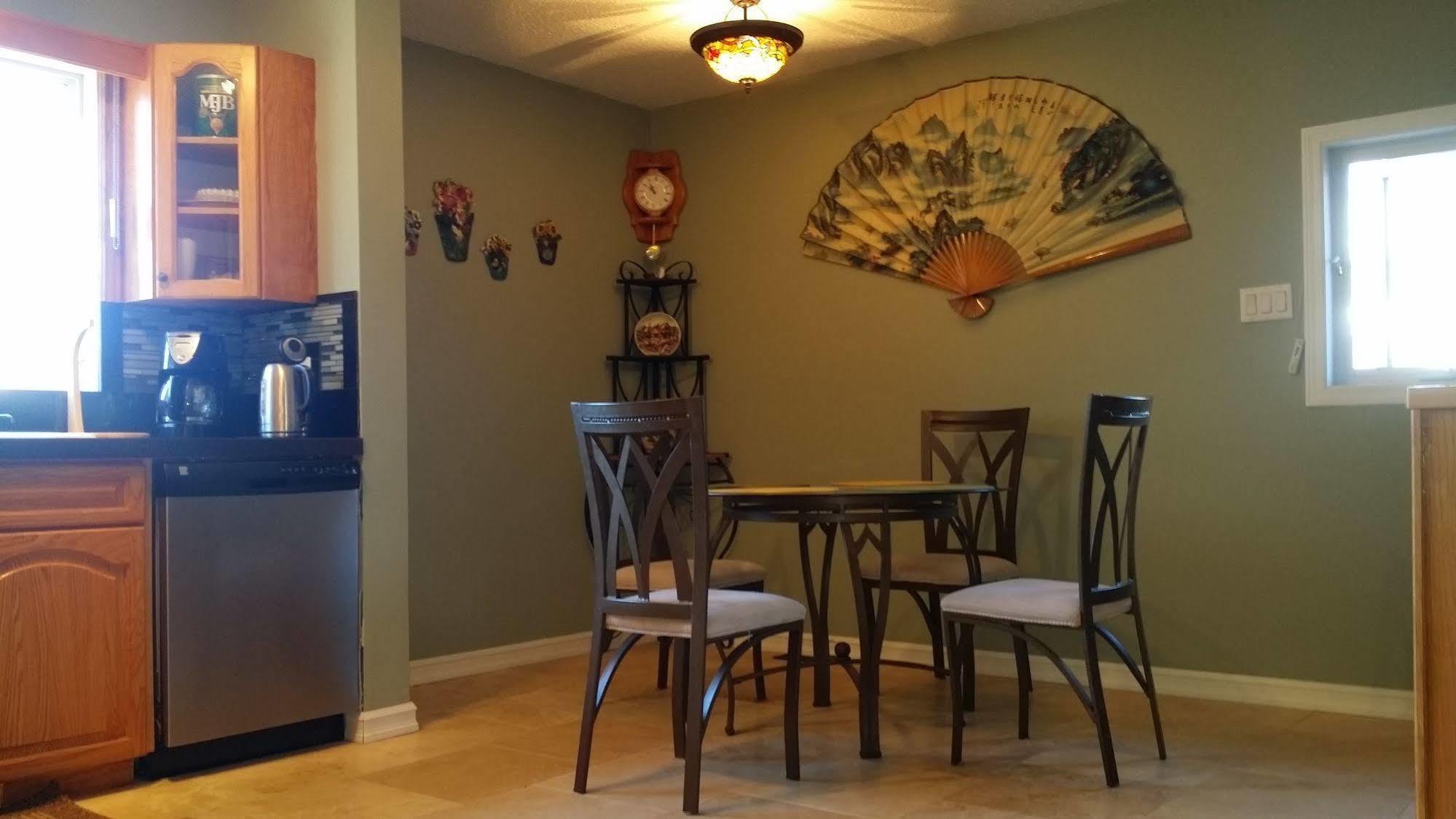 Eileen'S Bed & Breakfast/Guest House Hay River Exteriör bild