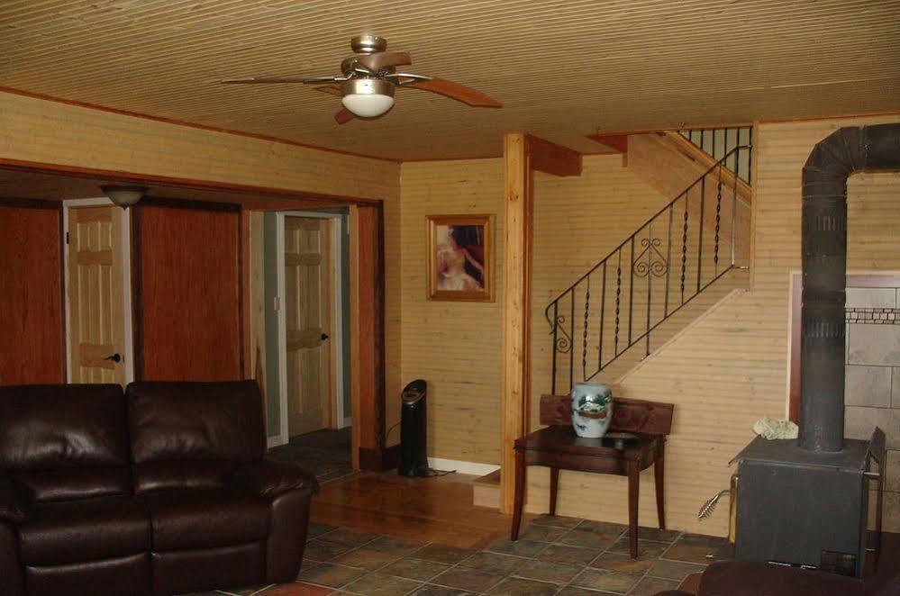 Eileen'S Bed & Breakfast/Guest House Hay River Exteriör bild